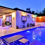 İslamlar 1 Bedroom Secluded With Private Pool Hot Tub Villa